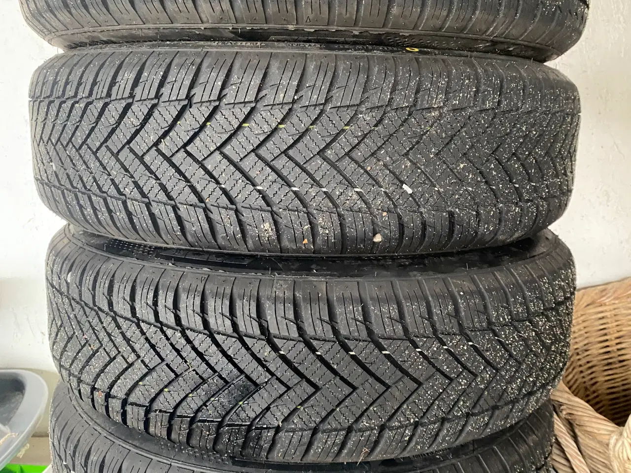 Billede 1 - Nye helårsdæk på brugt fælg