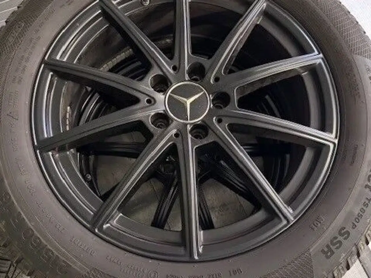 Billede 1 - Dæk med fælge til Mercedes/215/60R18