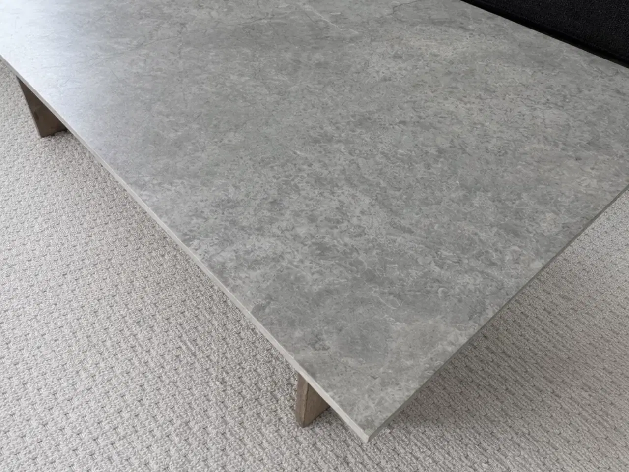 Billede 3 - Unikt sofabord i marmorlook klinke med egetræsben