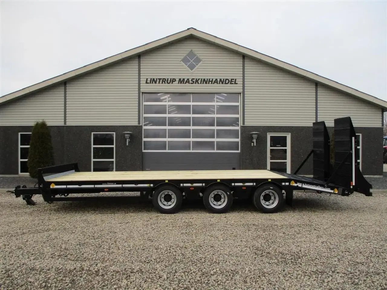 Billede 13 - Tyrone 27TLL med kombi bremser, både luft og hydrauliske bremser. Affjedret træk og affjedret aksler. Med hydrauliske ramper og værktøjskasse