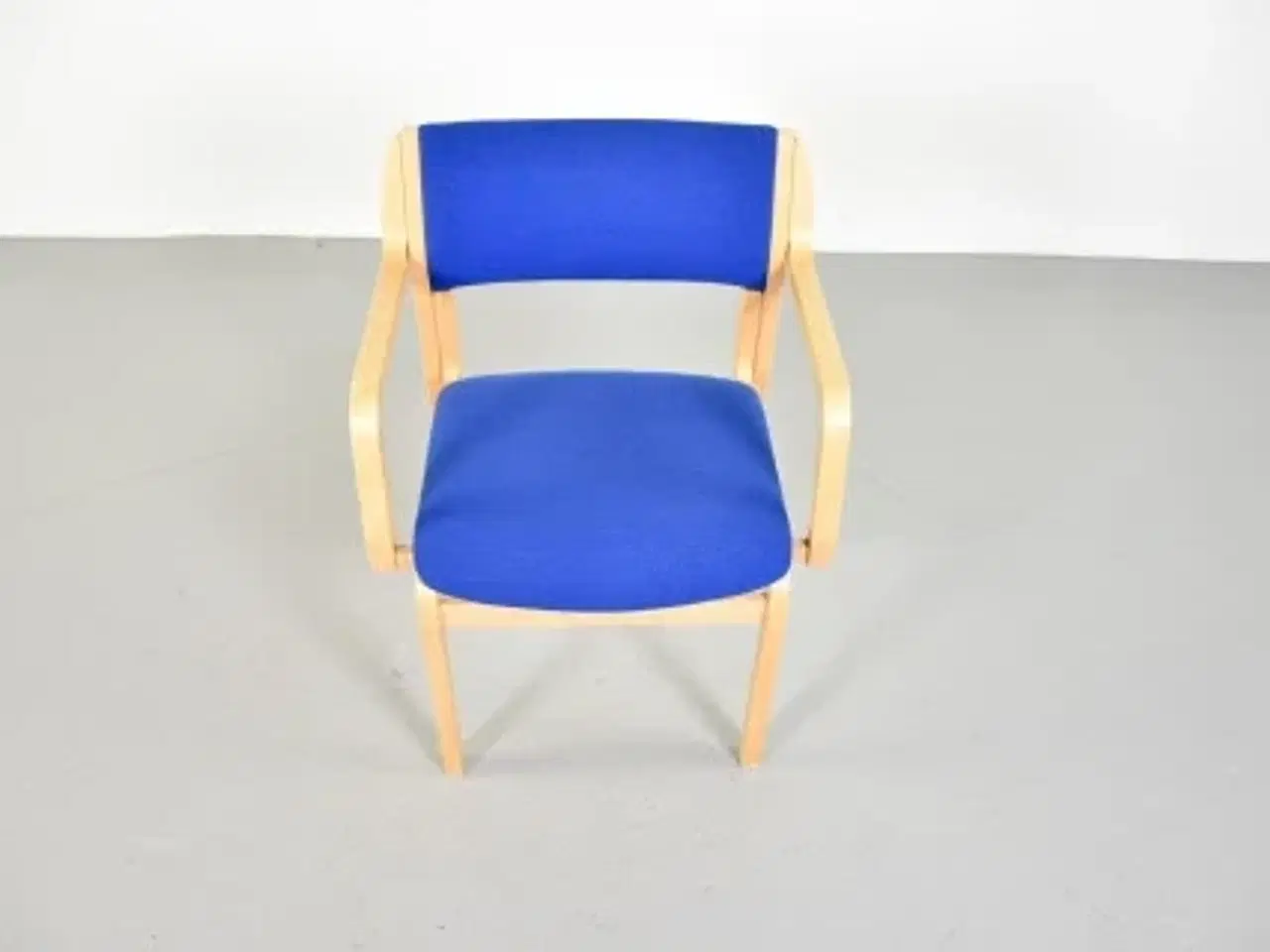 Billede 5 - Farstrup konference-/mødestol i bøg med blåt polster, med armlæn