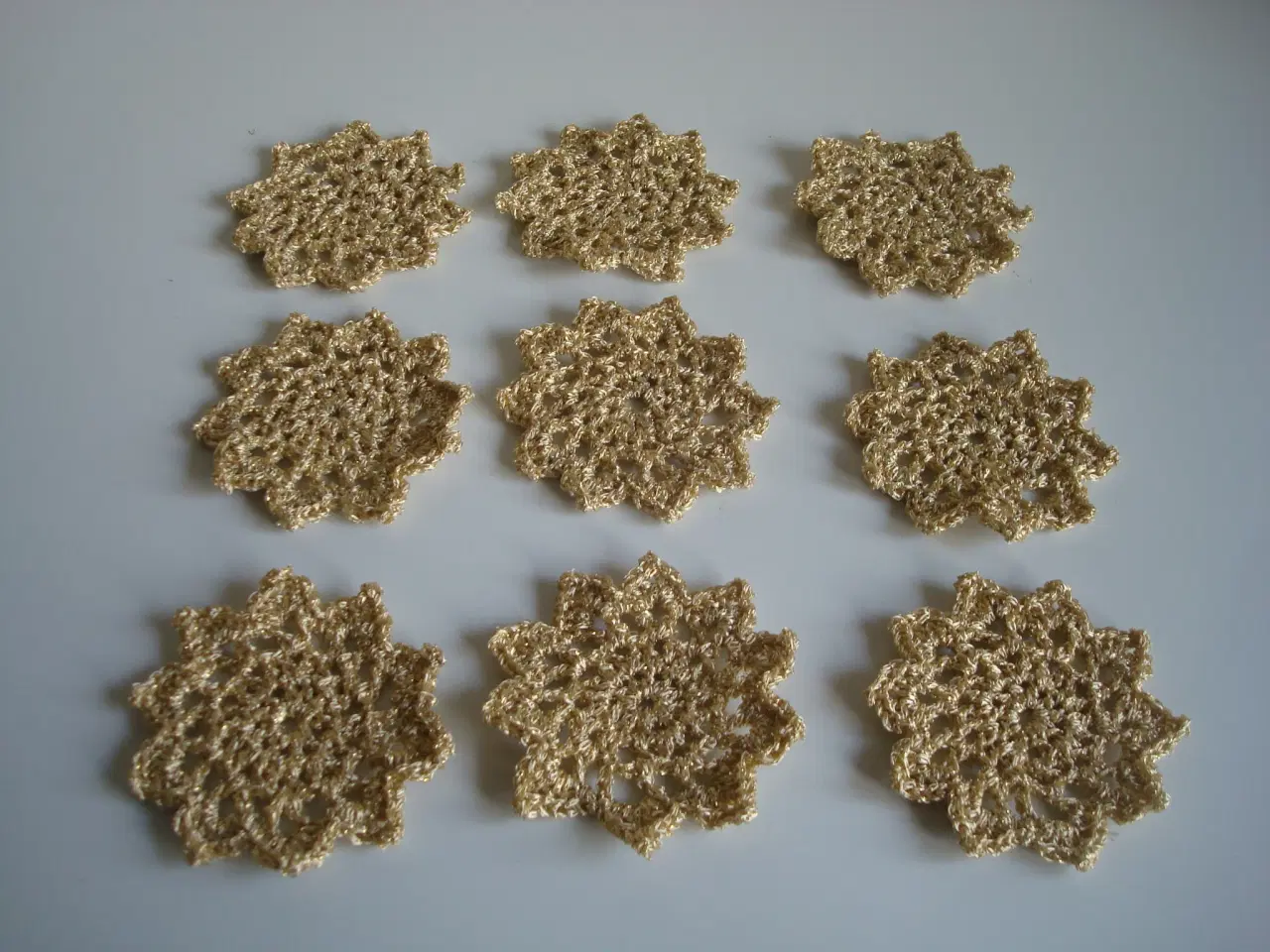 Billede 1 - Bordpynt dia. 8 cm guld til jul / nytår hæklet