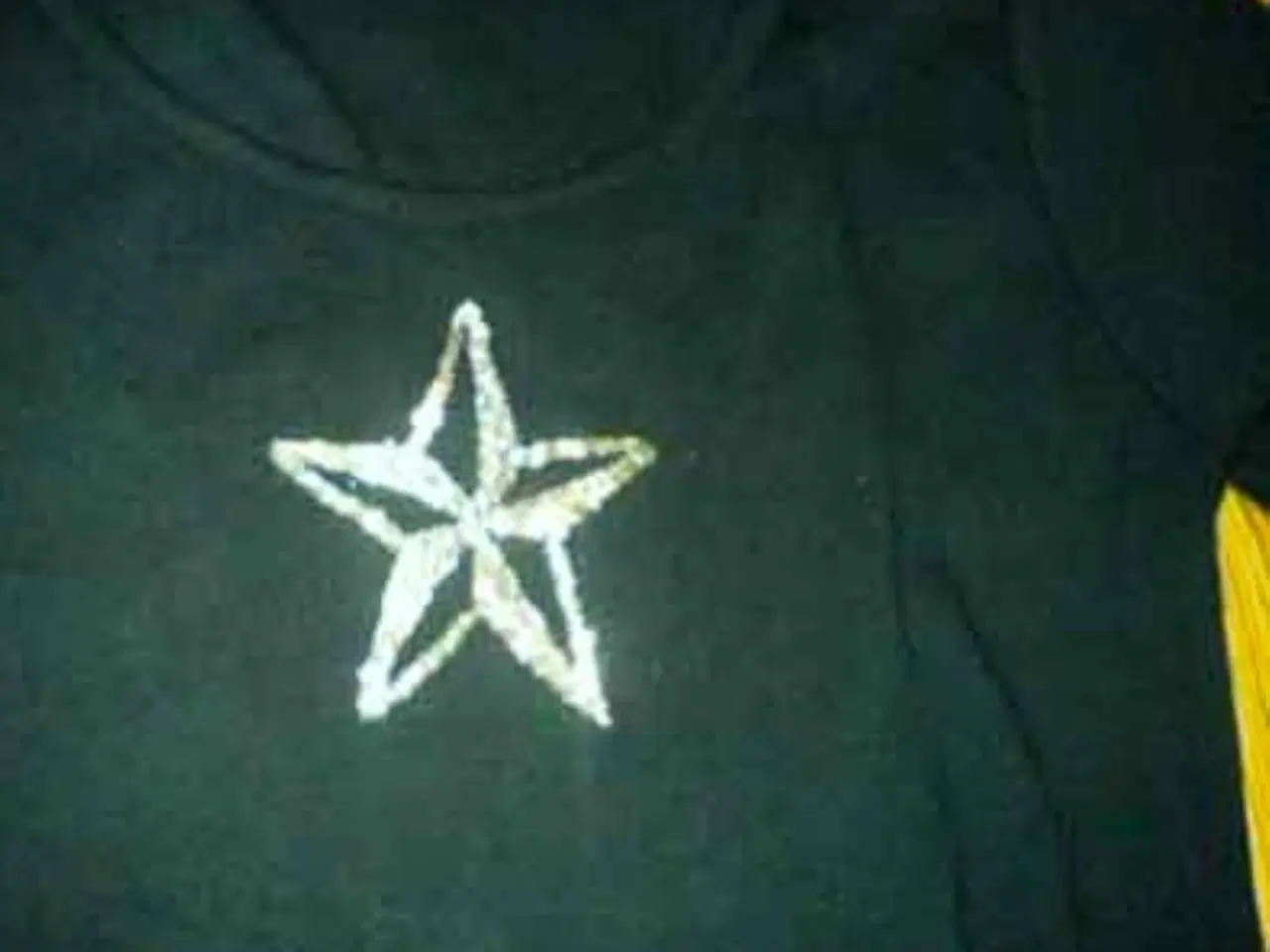 Billede 4 - T-shirt redesignet med sølv-glitter-stjerne