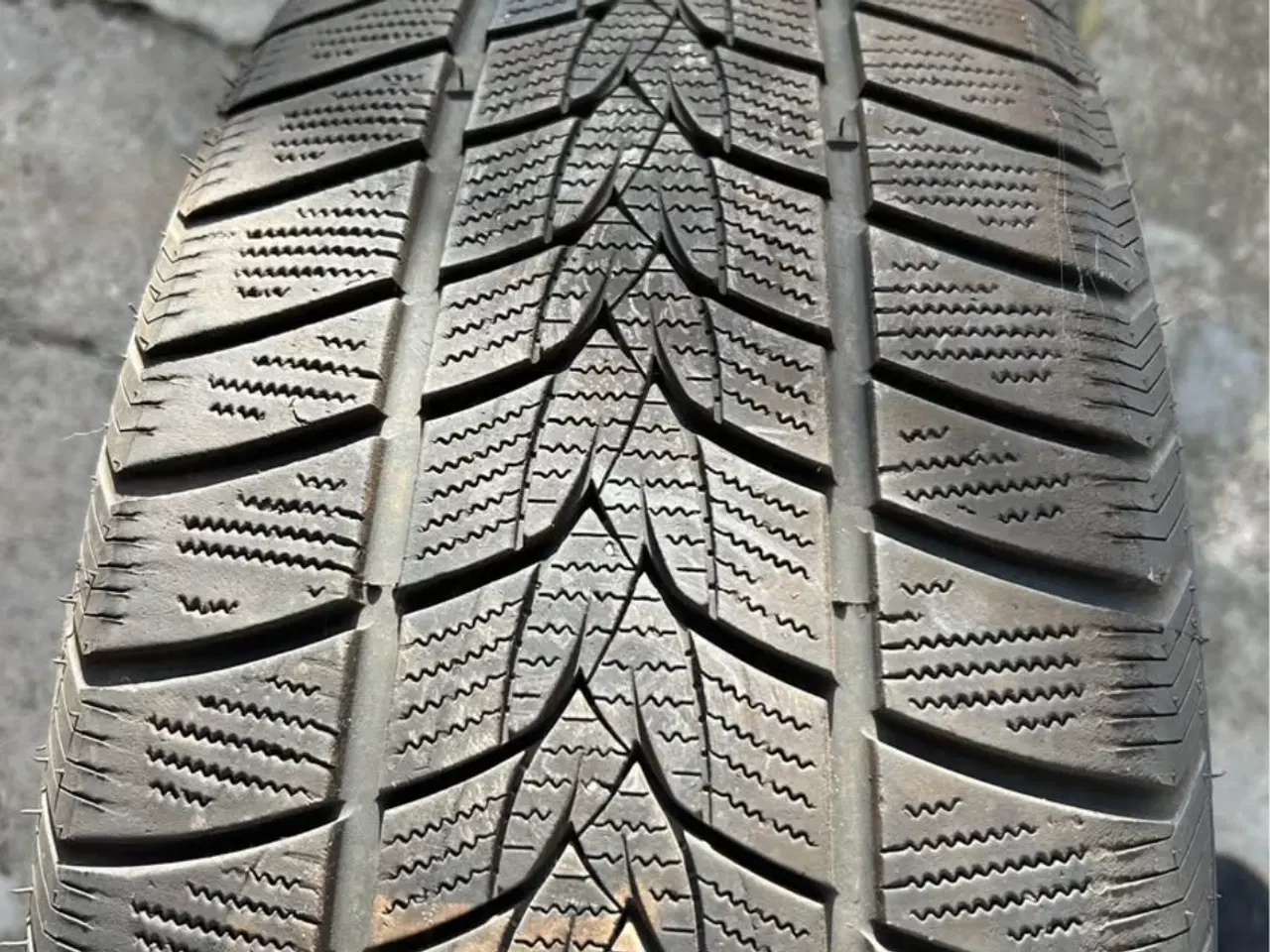 Billede 2 - Minerva vinterdæk sælges 235/50r19