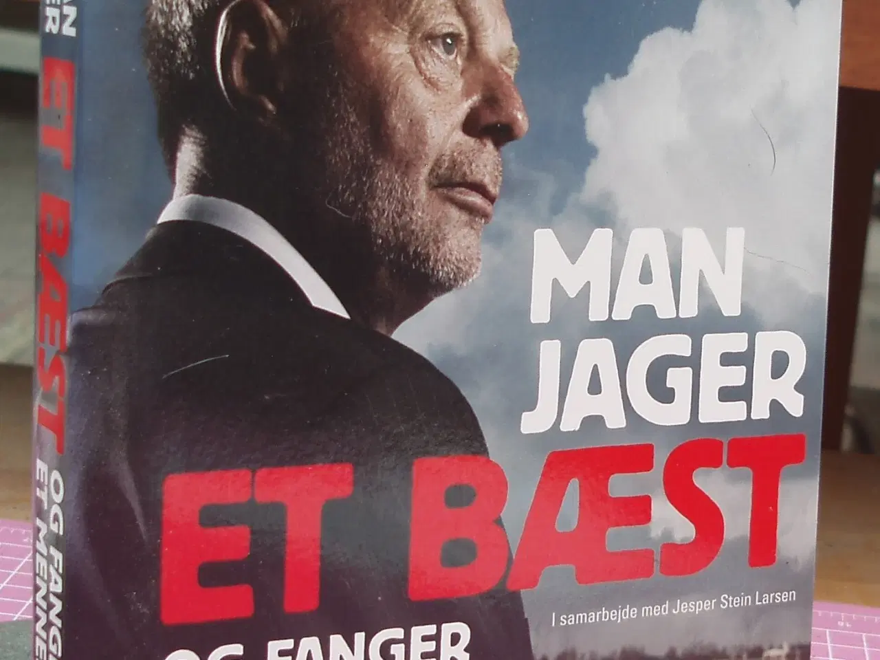 Billede 1 - Man jager et bæst og fanger et menneske