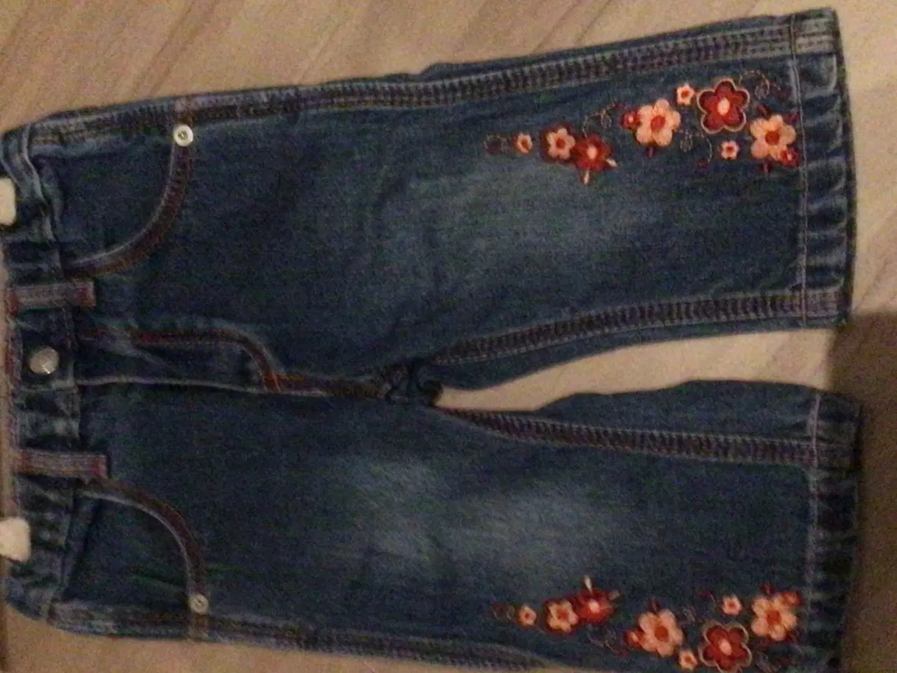 Billede 1 - Jeans bukser med broderi str70