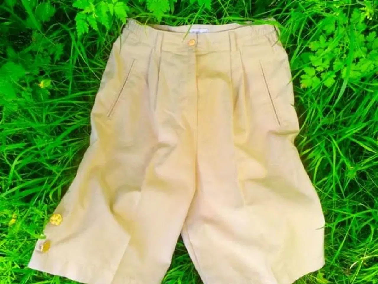 Billede 5 - Shorts med 'guld'knapper 