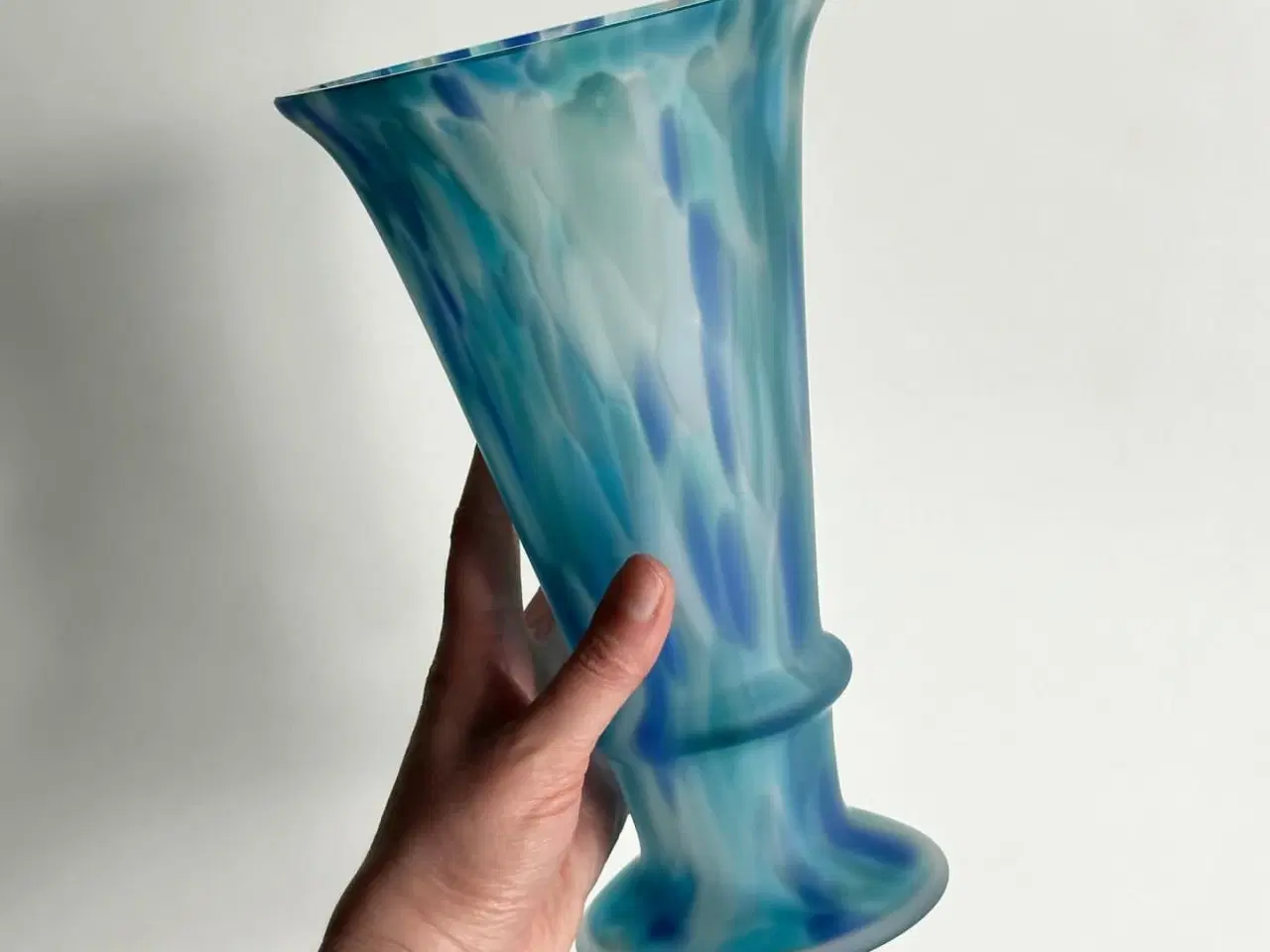 Billede 1 - Stor glasvase, blåmeleret