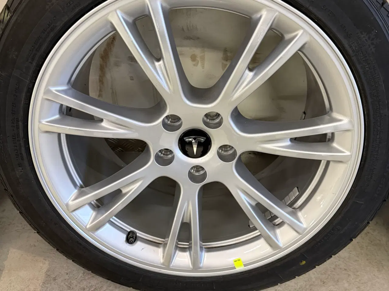 Billede 3 - Nye originale 19” Tesla y fælge med nye vinterdæk 