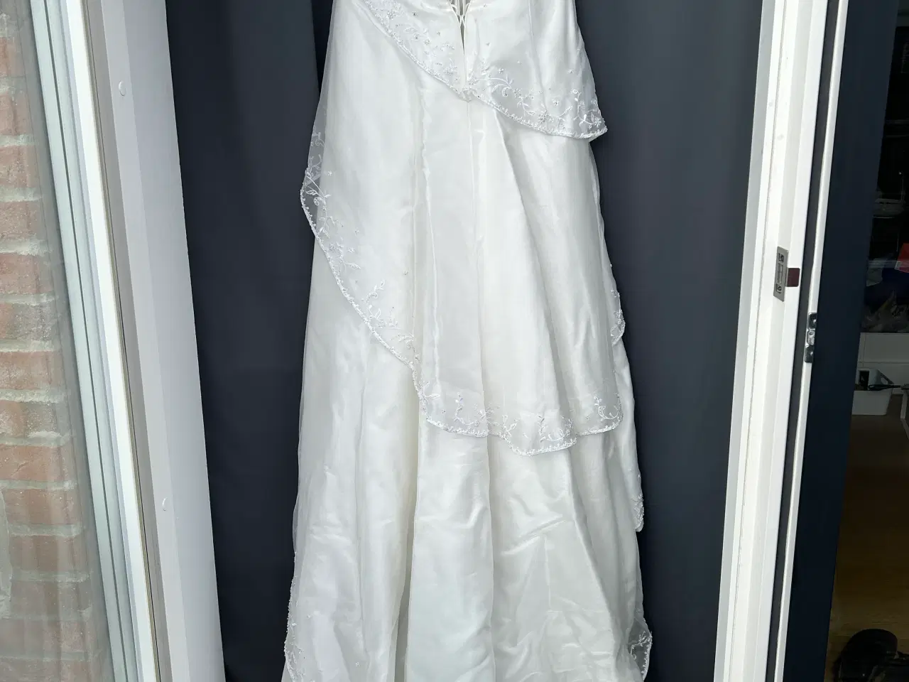 Billede 3 - Elegant hvid brudekjole med diadem tiara