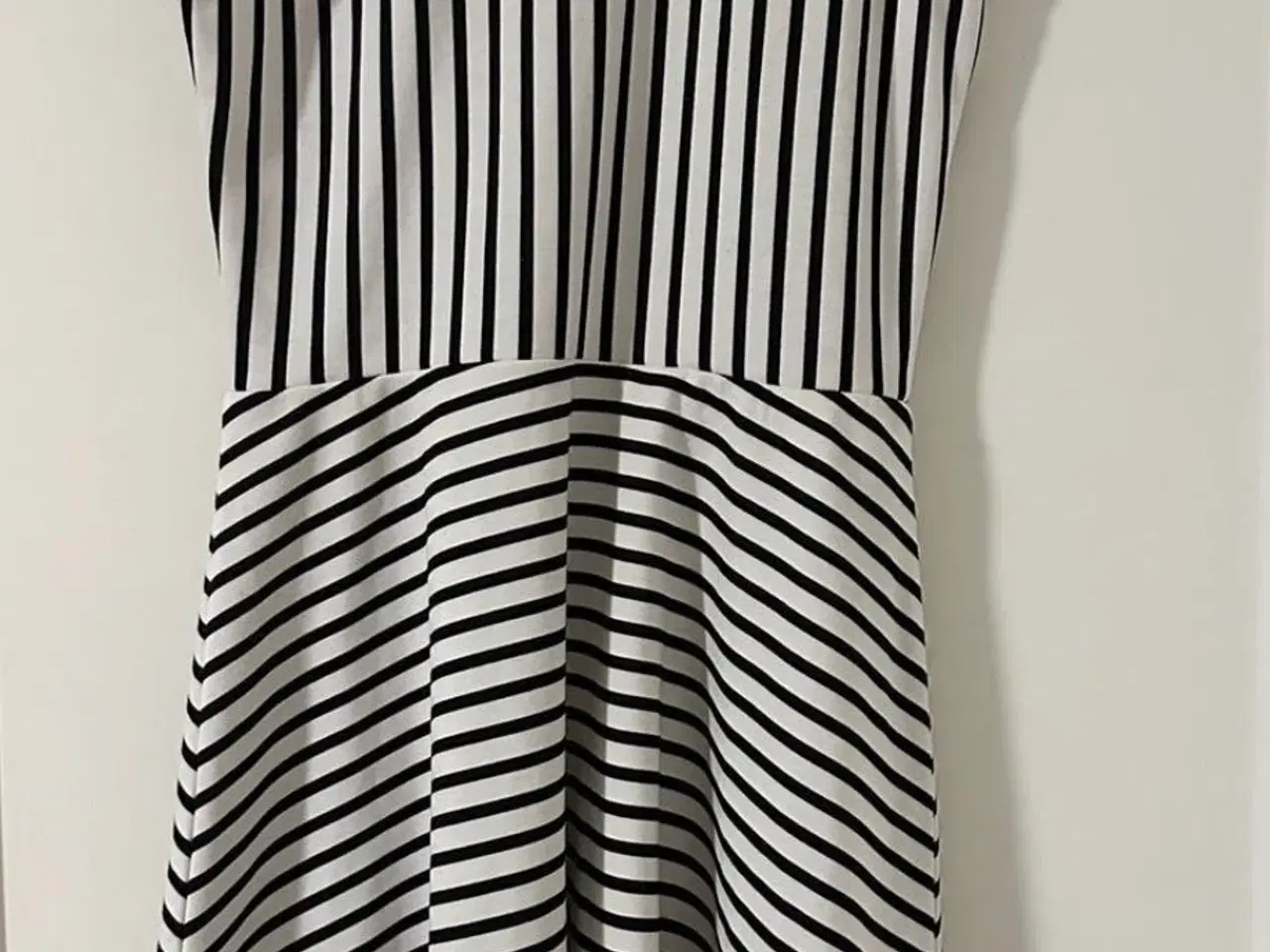 Billede 2 - Disney kjole H&M