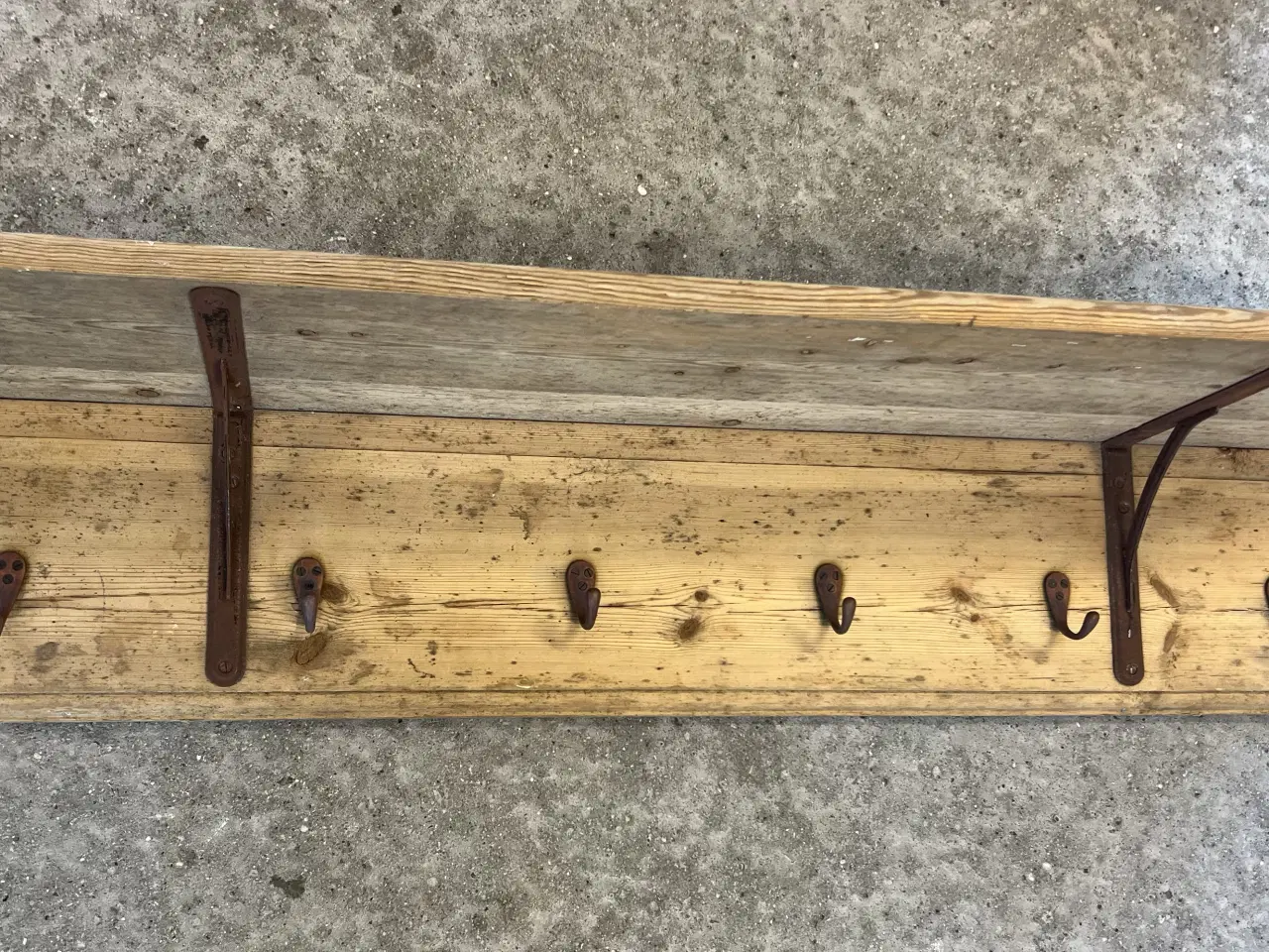 Billede 1 - *Solgt* Hylde med knagerække, gammel 