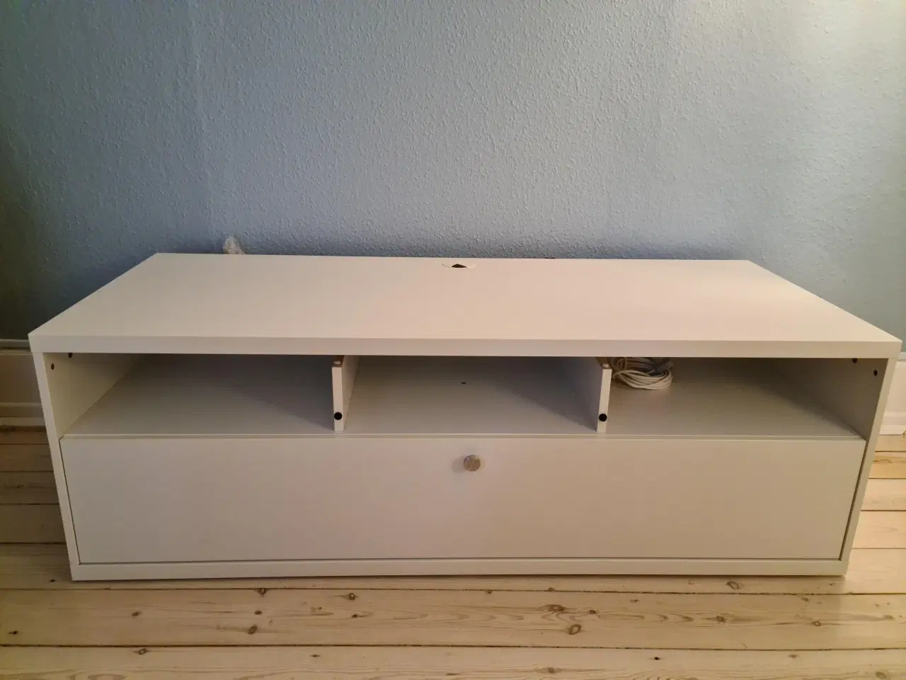 Billede 2 - Meget anvendeligt hvidt tv-bord