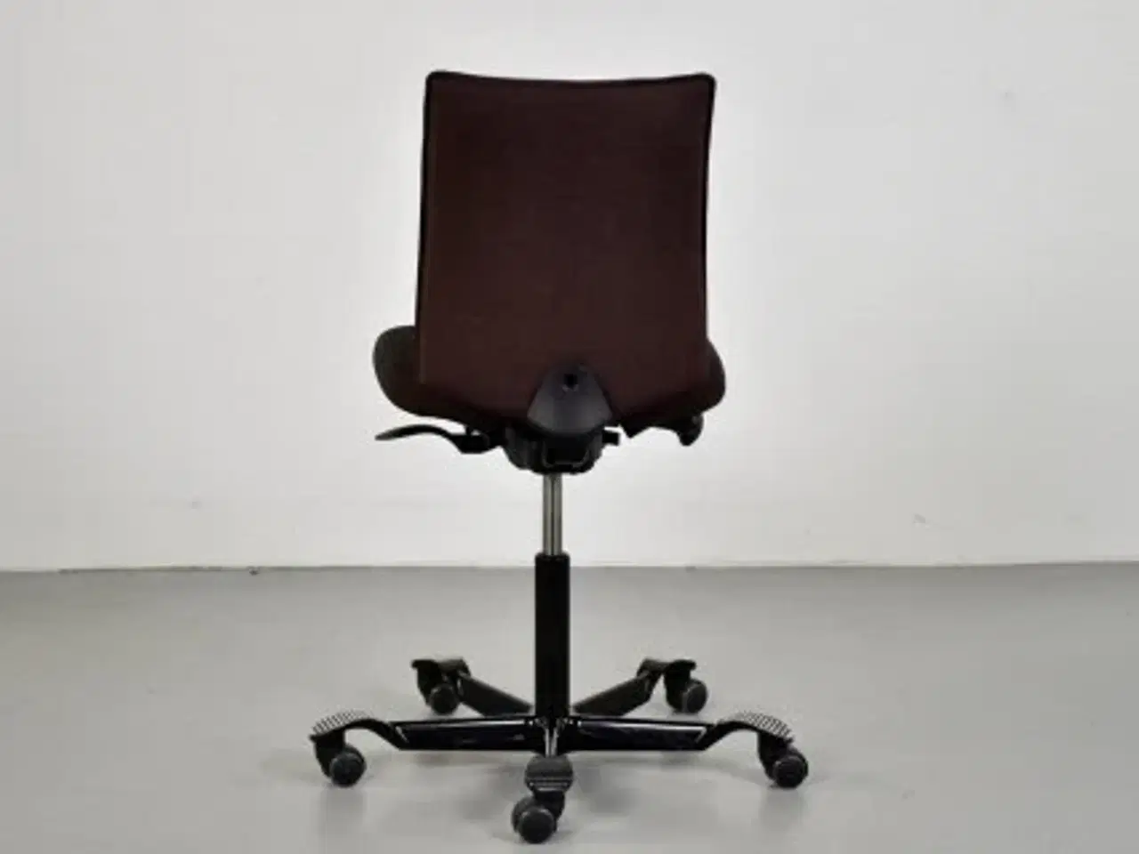 Billede 3 - Häg h05 5200 kontorstol med rødbrun polster og sort stel.