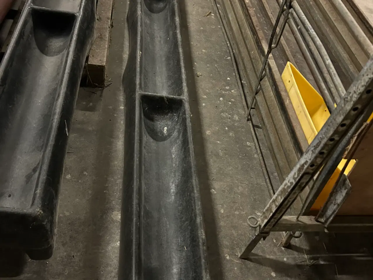 Billede 4 - Div Foder trug, hegn rulle og redskaner