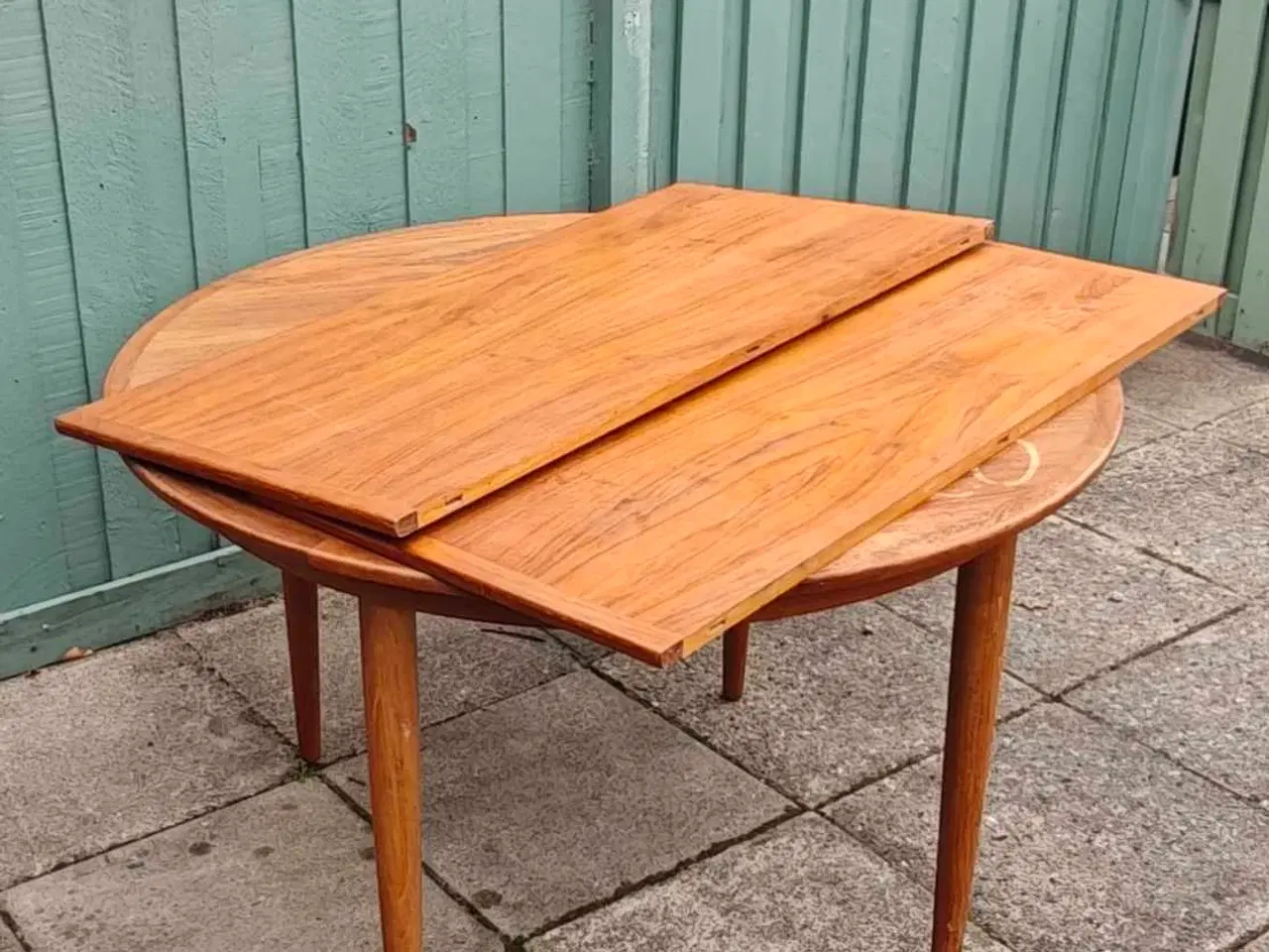 Billede 3 - Rundt spisebord i teak med to tillægsplader