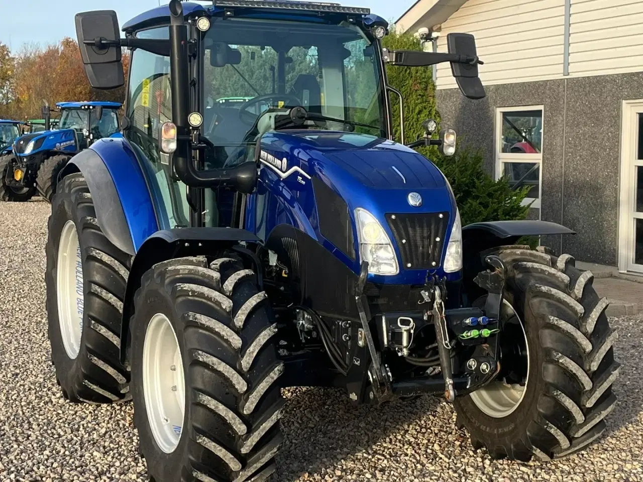 Billede 22 - New Holland T5.100 Blue Power udstyrs model, med brede hjul, frontlift og ekstra lys.
