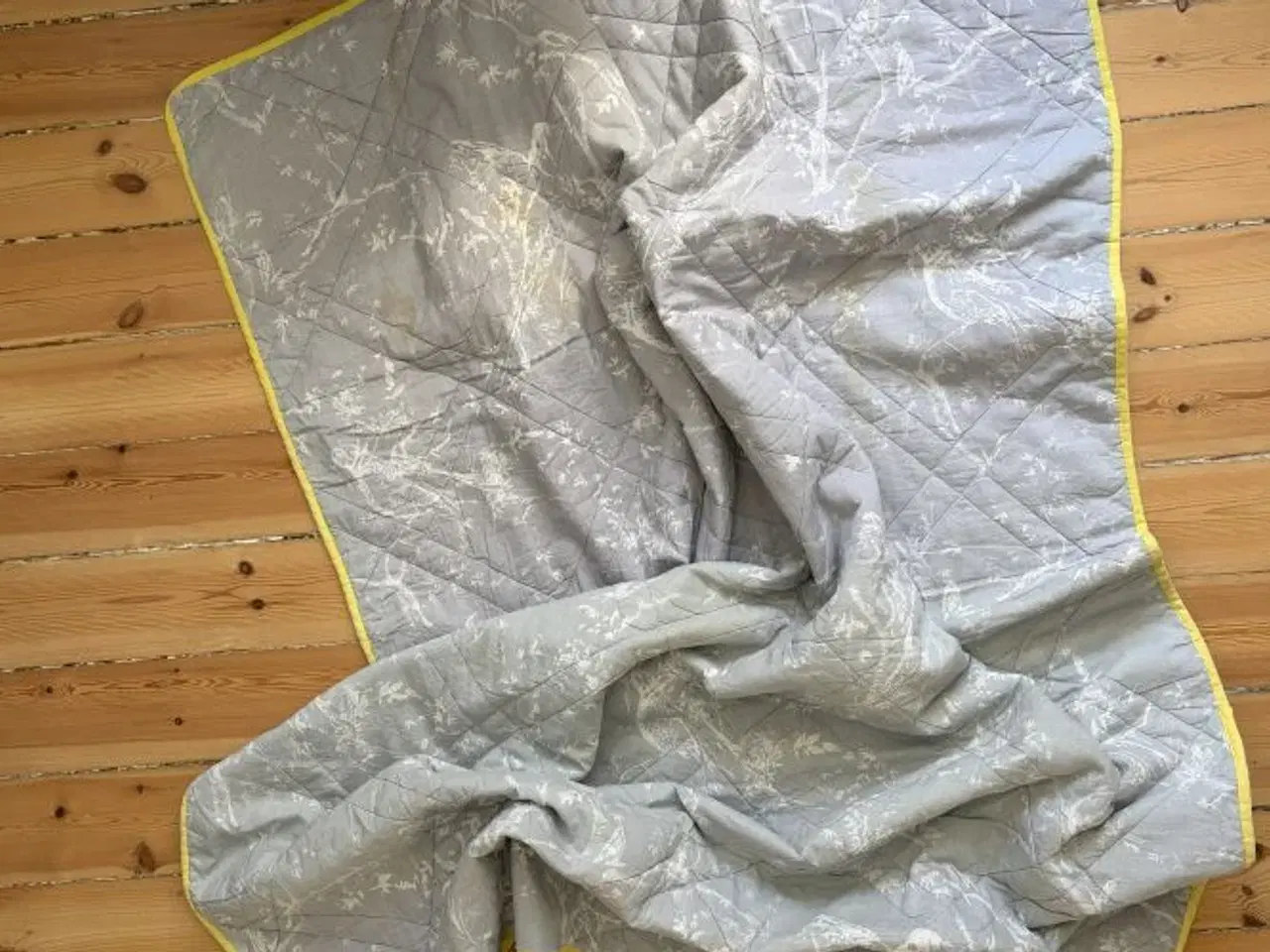 Billede 2 - Let vattæppe med gult kantebånd