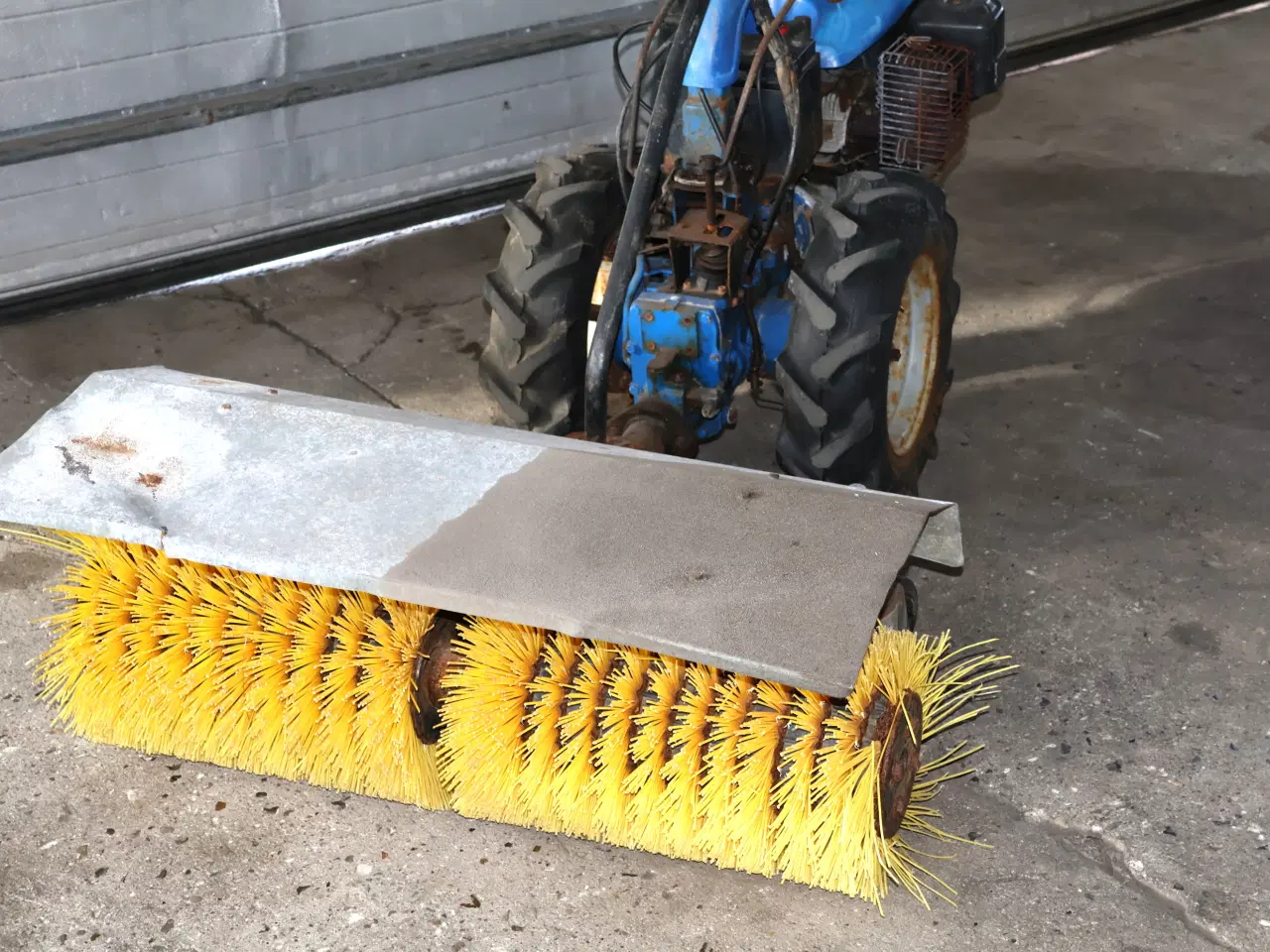 Billede 3 -  2 Hjulet traktor/redskabsbærer m/kost og el-start