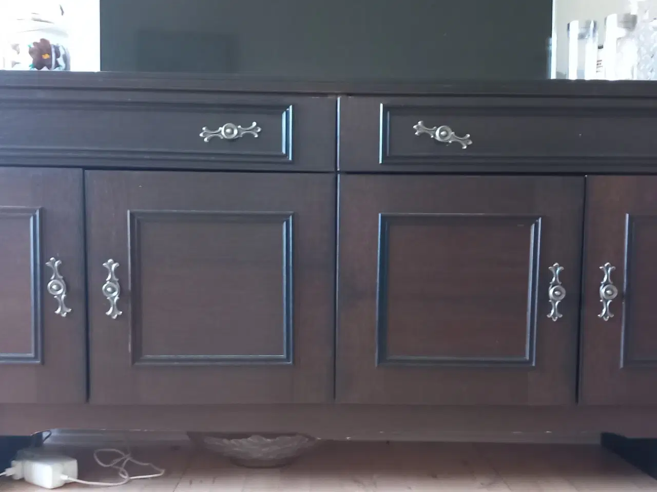 Billede 1 - God rummelig skænk med plads til stort tv