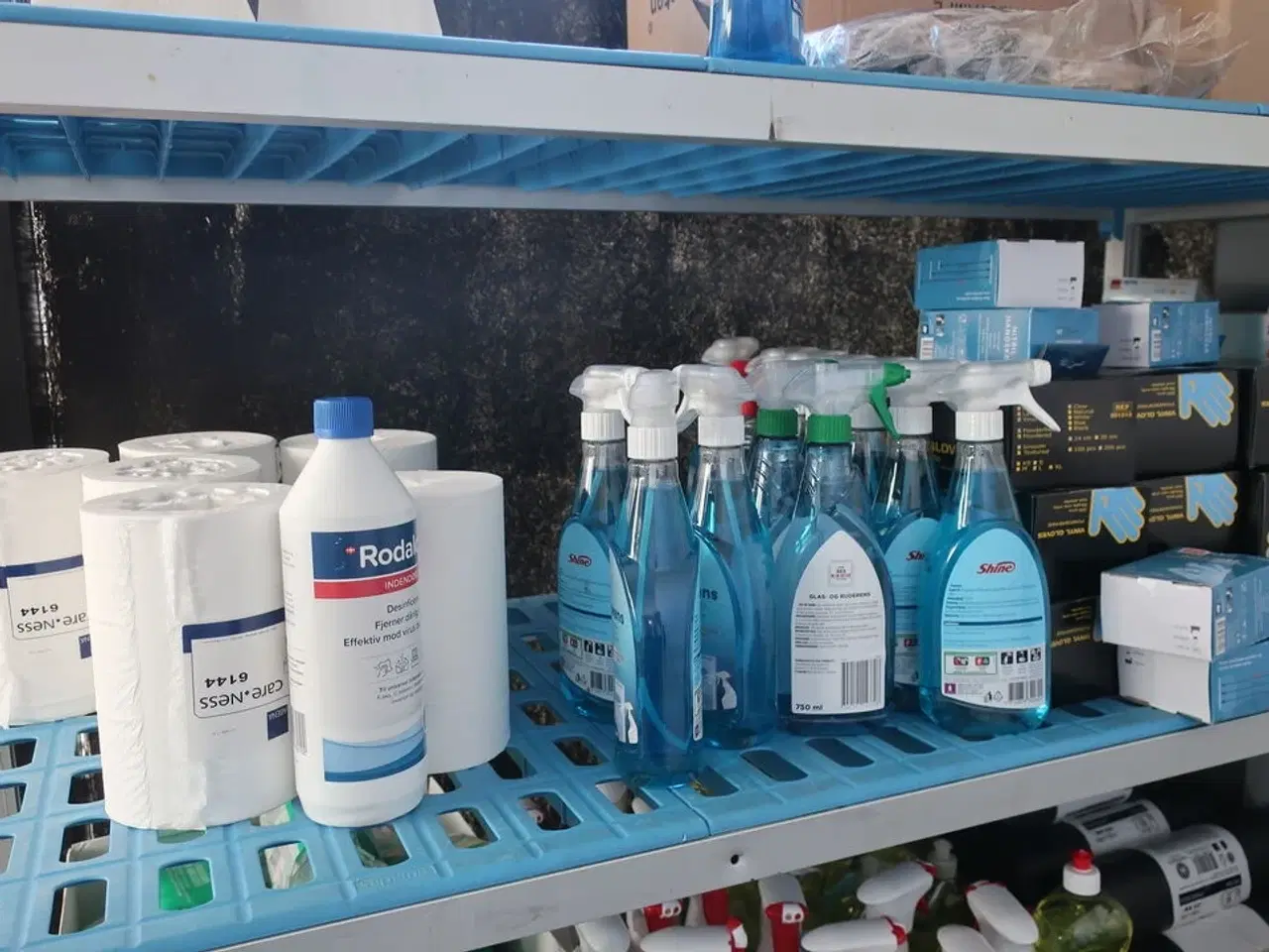 Billede 4 - Reol med rengøringsartikler