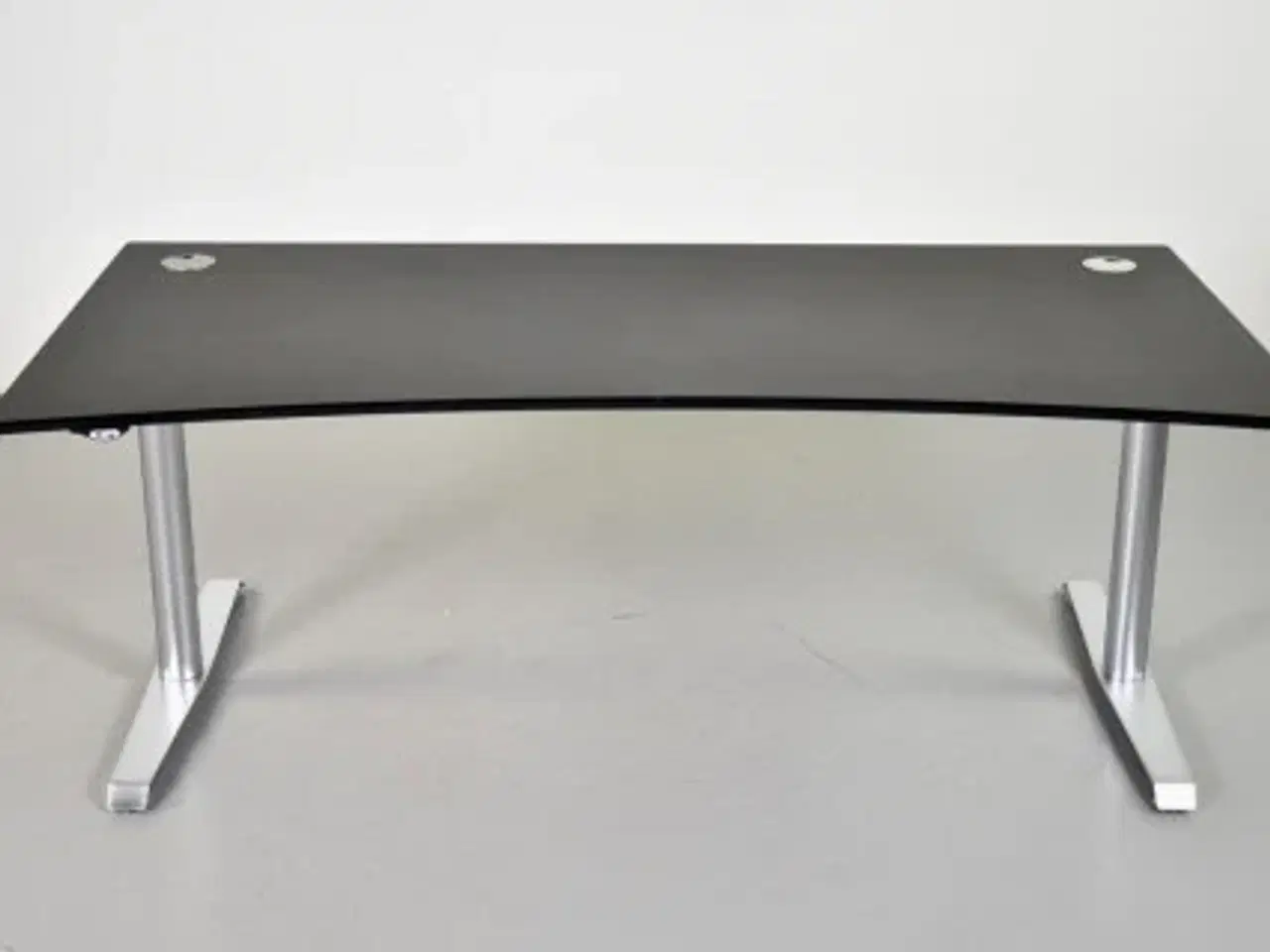 Billede 1 - Hæve-/sænkebord med sort linoleumsplade med lang mavebue, 180 cm.