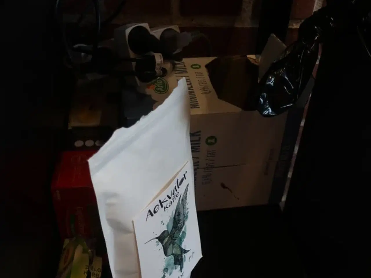 Billede 14 - Kaffekværn WILFA samt div. kander, kedler m.v. på bord