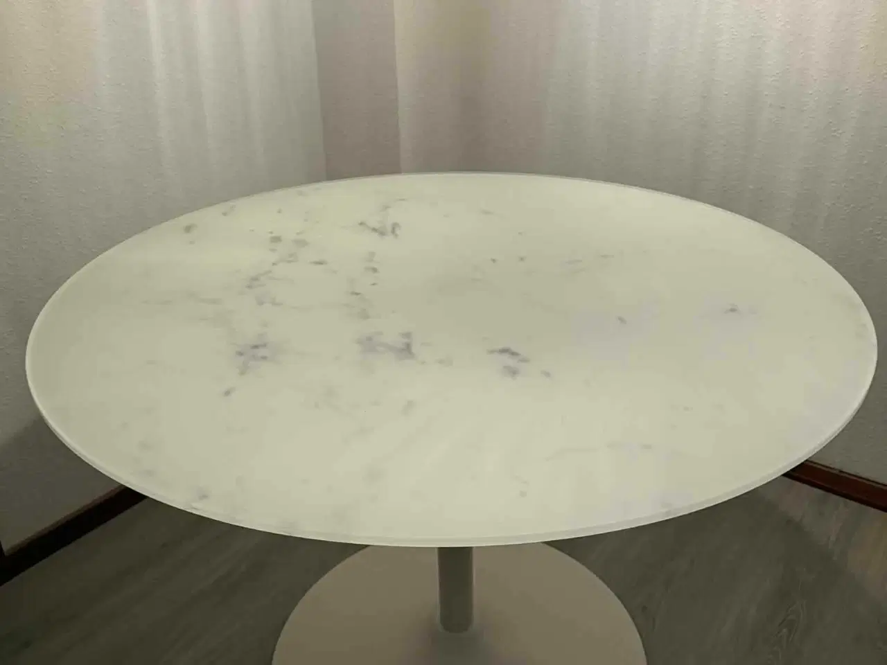 Billede 1 - Rundt spisebord med marmorlook glasplade