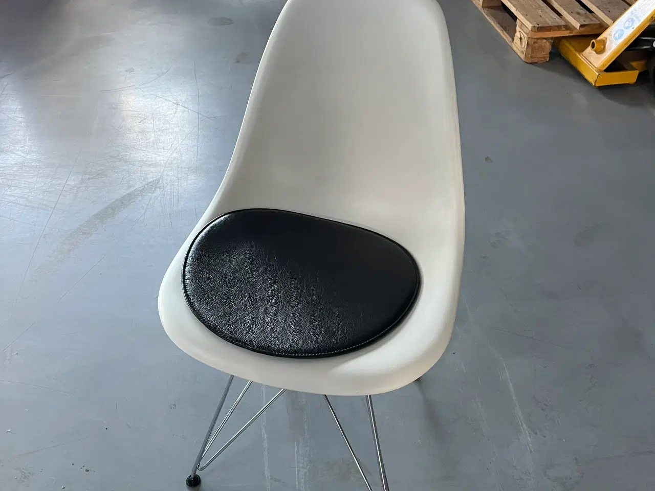 Billede 2 - Eames stol 4 stk ( pris for alle 4)