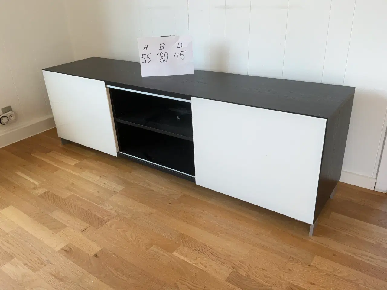 Billede 1 - TV reol, “ny” Sortbejdset eg, med 2 glas skydelåge