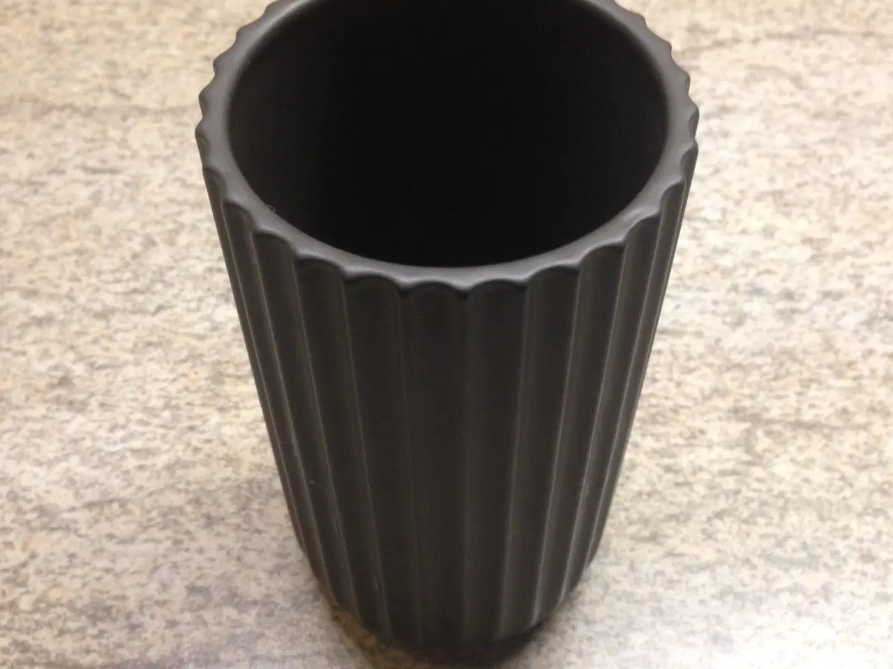 Billede 3 - Lyngby vase 15 cm sort..
