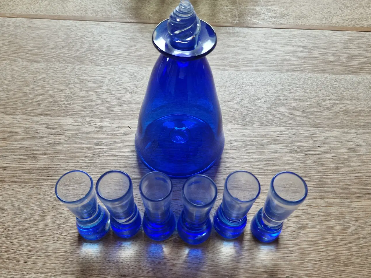 Billede 1 - Blå karaffel 20cm, 6 snapseglas, mundblæst