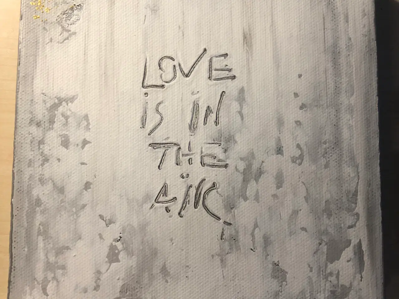 Billede 1 - Maleri i grå med teksten "Love is in the air"