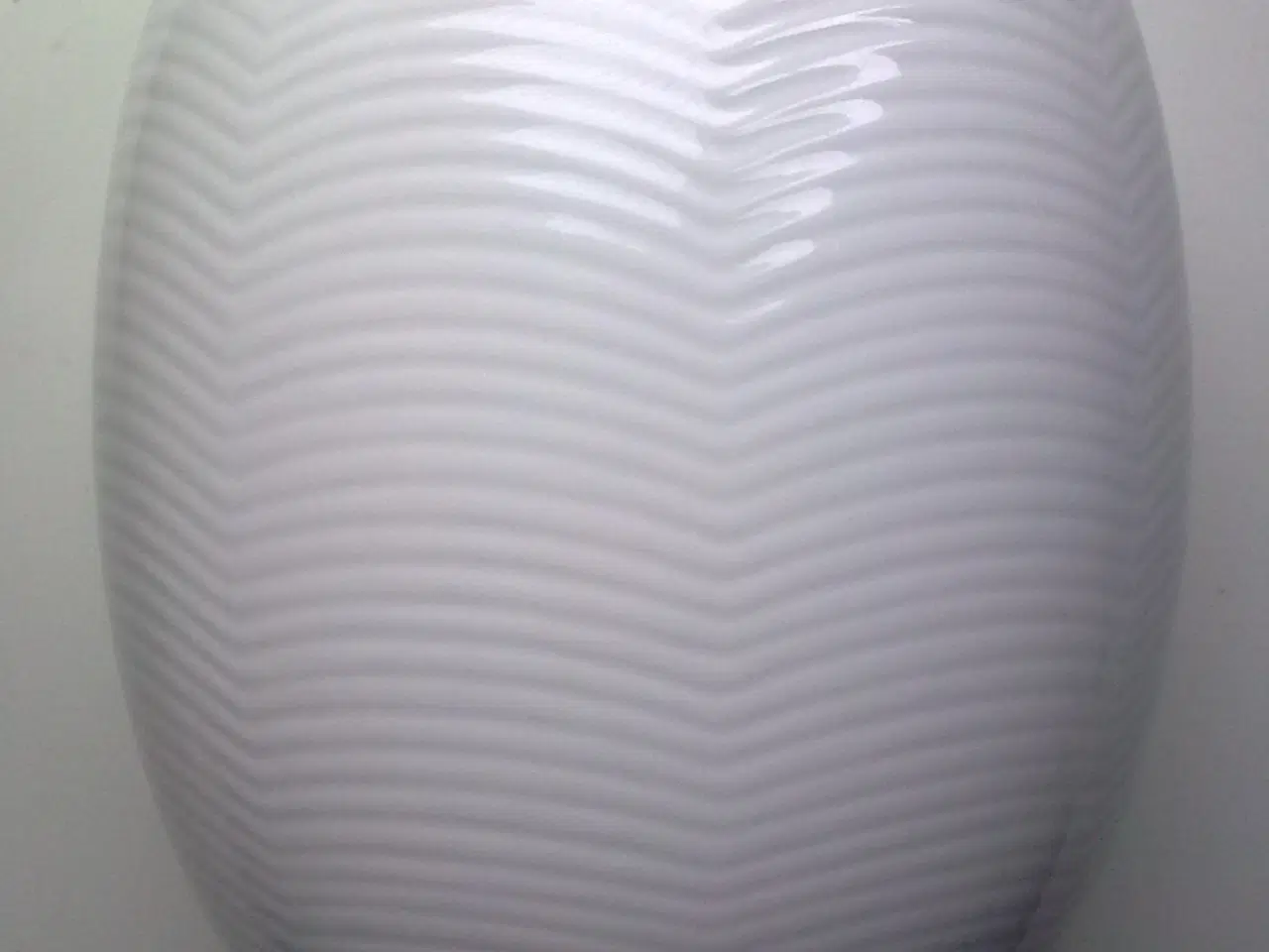 Billede 1 - Elipse i hvid porcelæn kunst vase