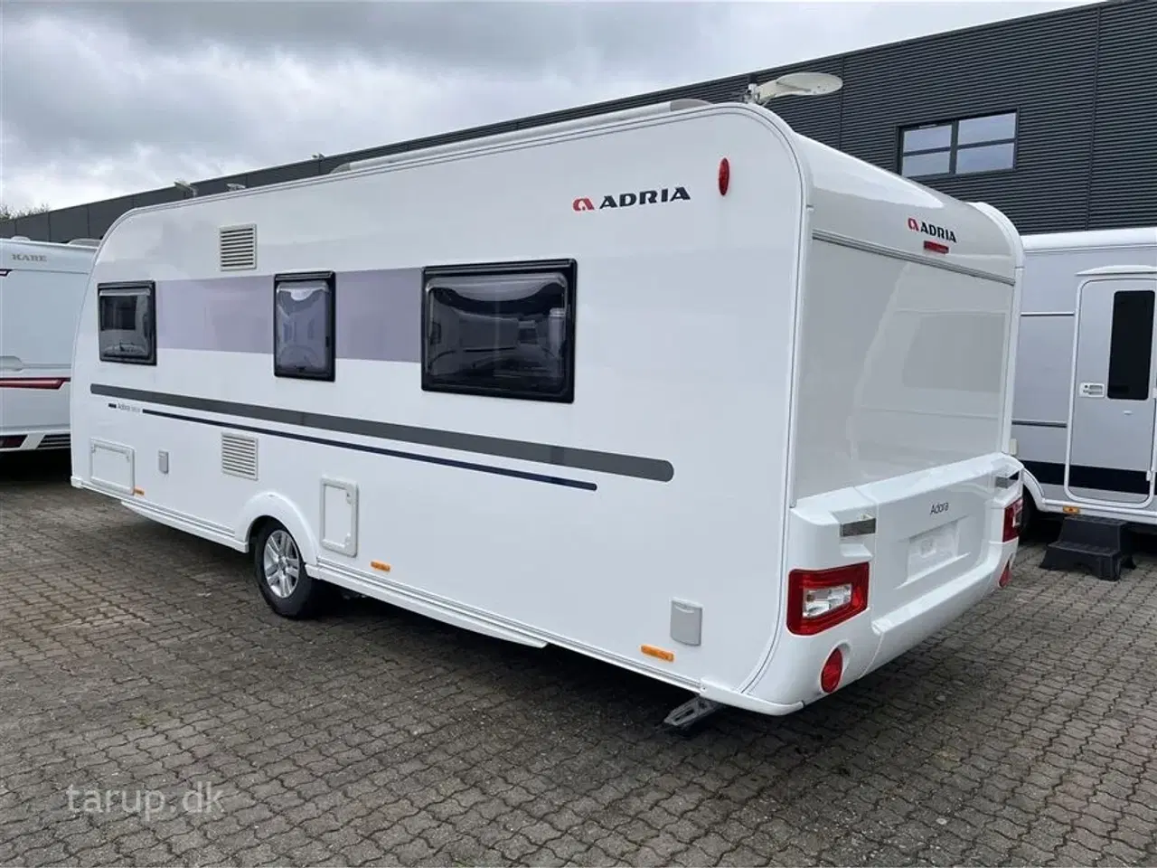 Billede 3 - 2017 - Adria Adora 593 UP   Fortelt: Ventura D300, mover, fritstående dobbeltseng m/ elev., panoramavindue, rundsiddegruppe, el-gulv-varme, stort køleskab m/ fryser