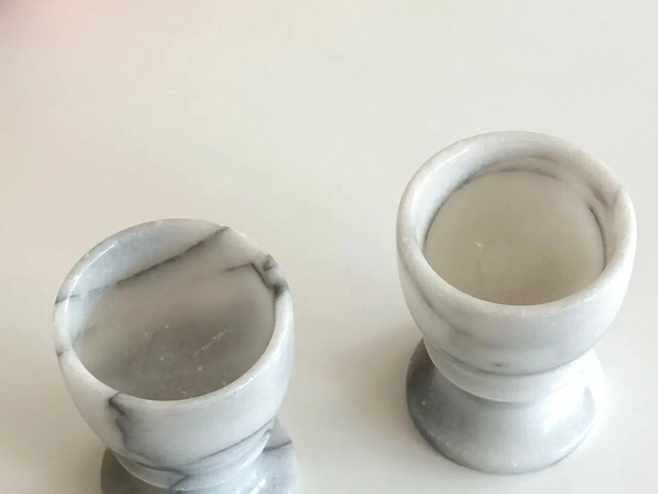 Billede 2 - Marmoræggebægre på fod, 2 stk samlet