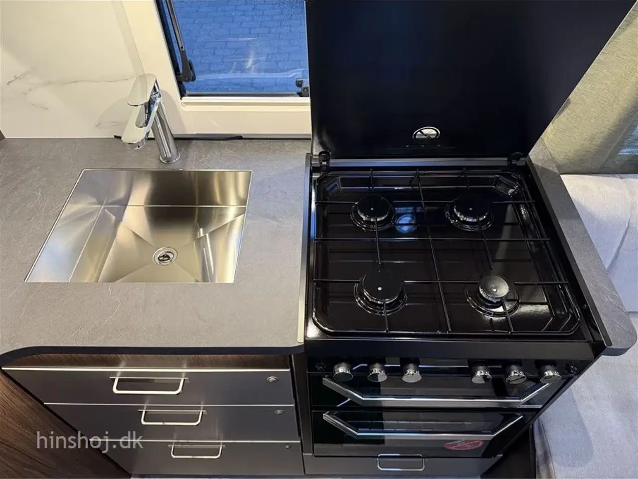 Billede 15 - 2026 - Polar Blueline 590 BS    Polar med enklesenge og stort toiletrum fra Hinshøj Caravan