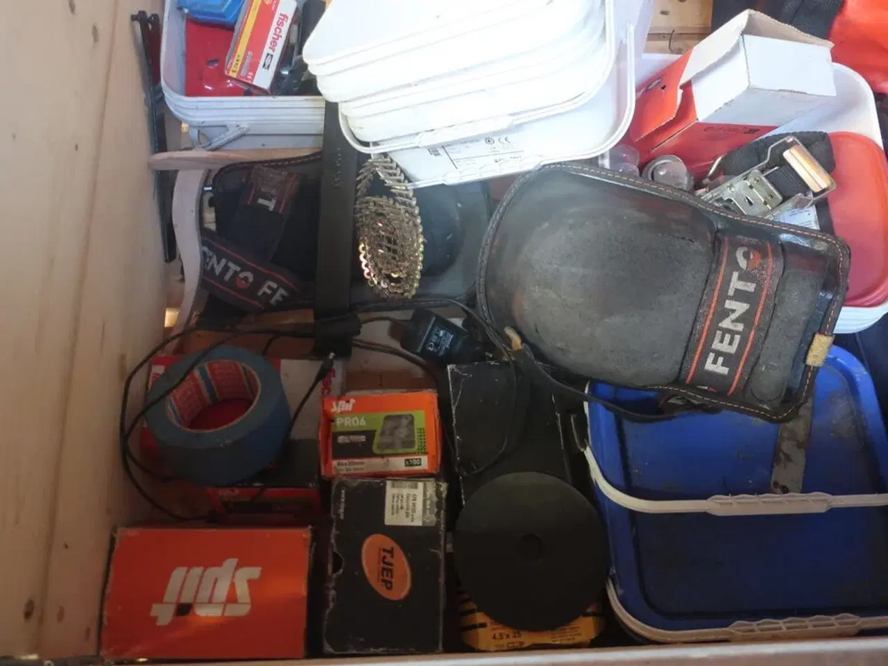 Billede 6 - 3 stk. paller med div. Pallerammer, værktøj, varelager m.m.