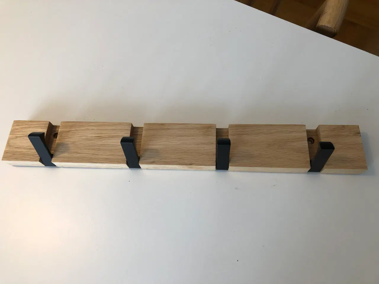 Billede 3 - Knagerække i lyst træ med sorte tangenter