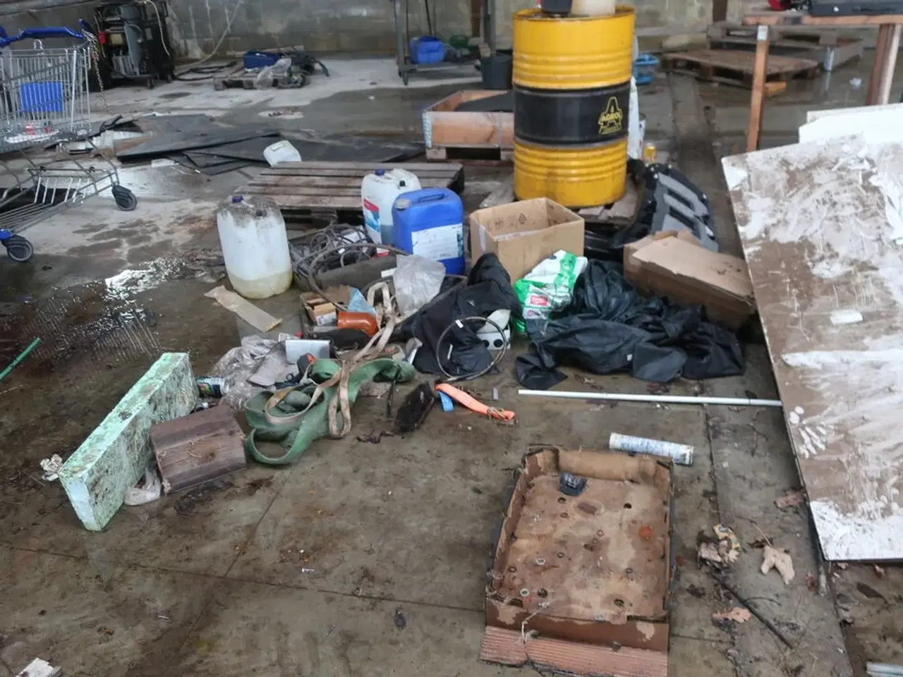 Billede 15 - Div. Dunke, haveredskaber, løftestroppe, arbejdsborde, værktøj m.m.