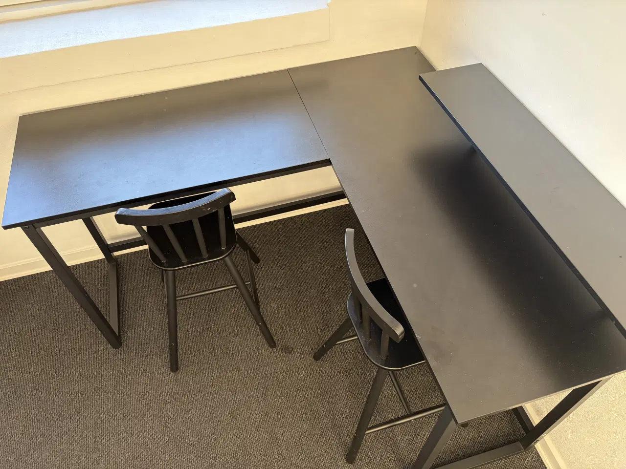 Billede 3 - Skrivebord/kreabord med 2 stole