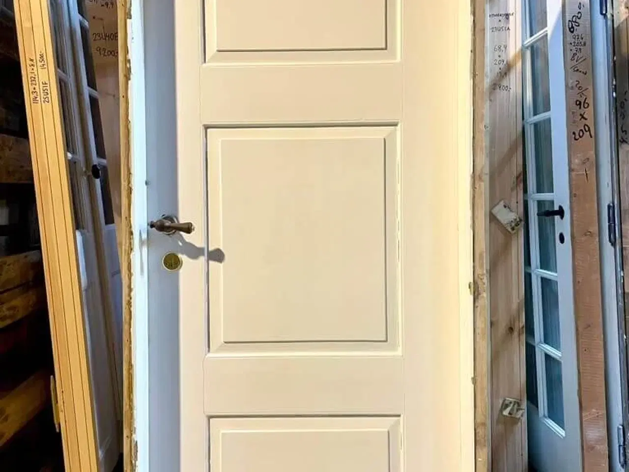 Billede 2 - Lav, venstrehængt fyldningsdør m. karm