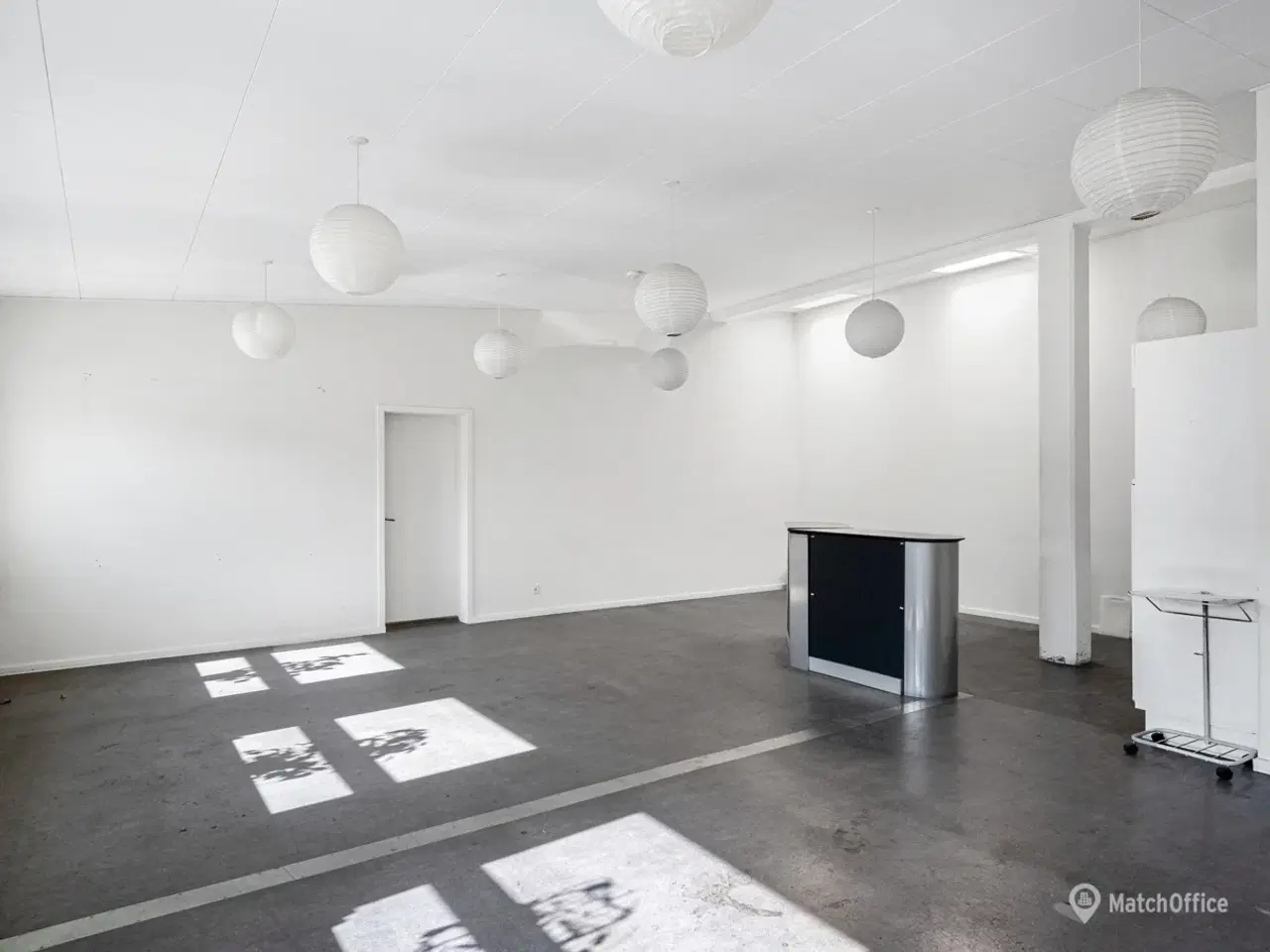 Billede 7 - Højloftet lager med portadgang og mulighed for leje af kontor