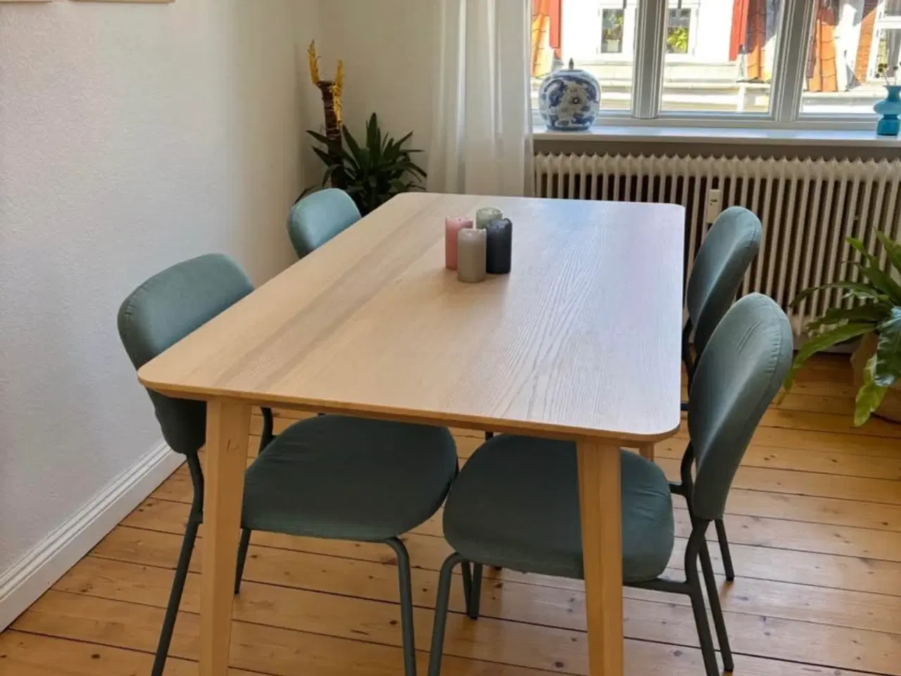 Billede 1 - Lyst spisebord 