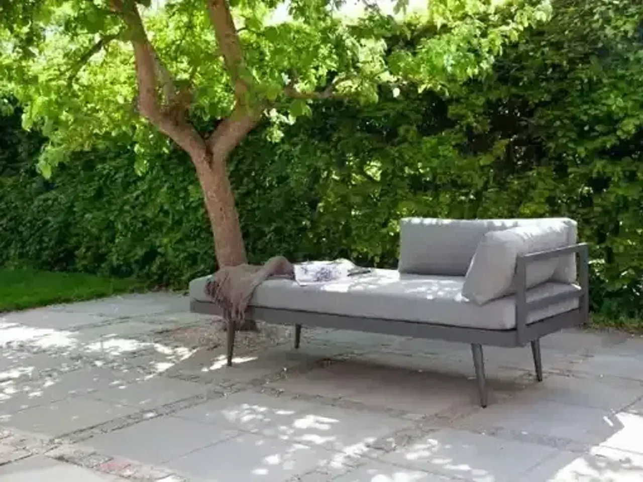 Billede 1 - Daybed/ solvogn, med hynde og puder i farven grå