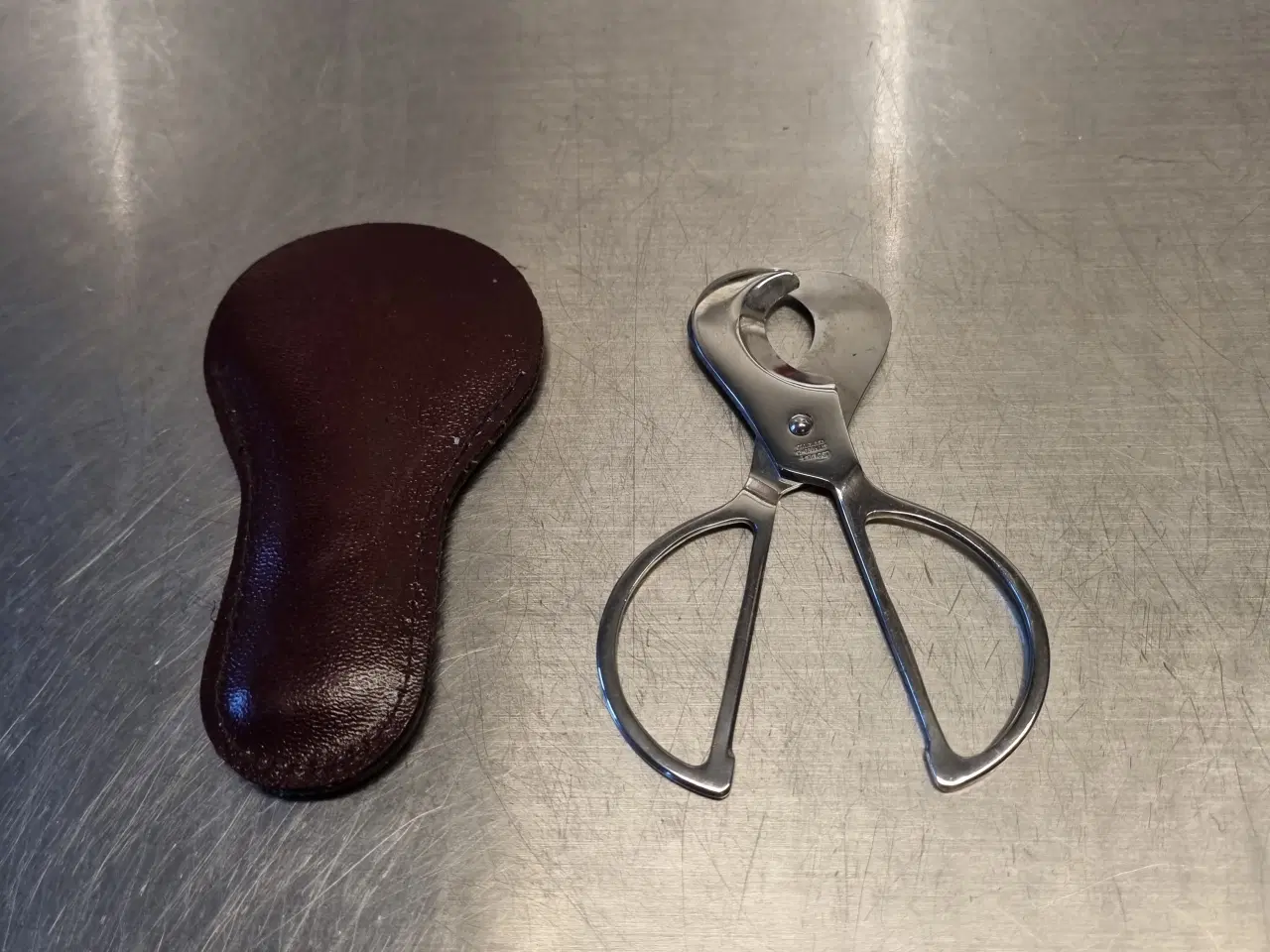 Billede 1 - Cigarklipper med læderetui sælges.