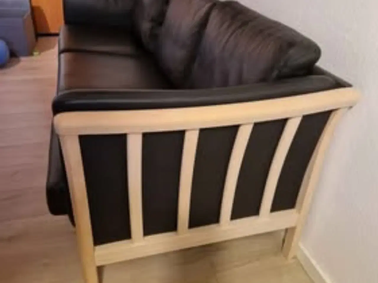 Billede 3 - Skalma sort sofa i okselæder
