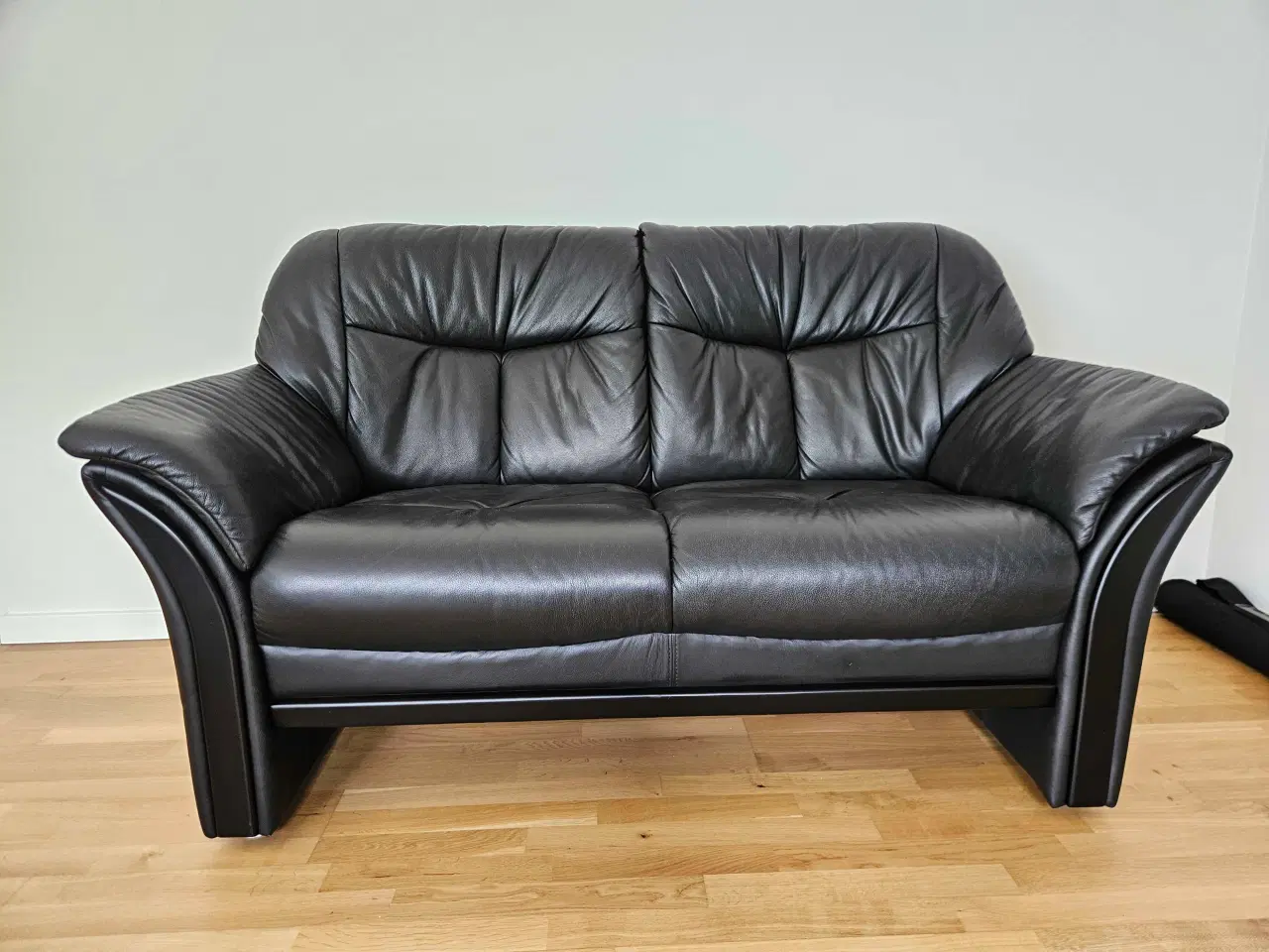 Billede 2 - 2 pers. sort lædersofa