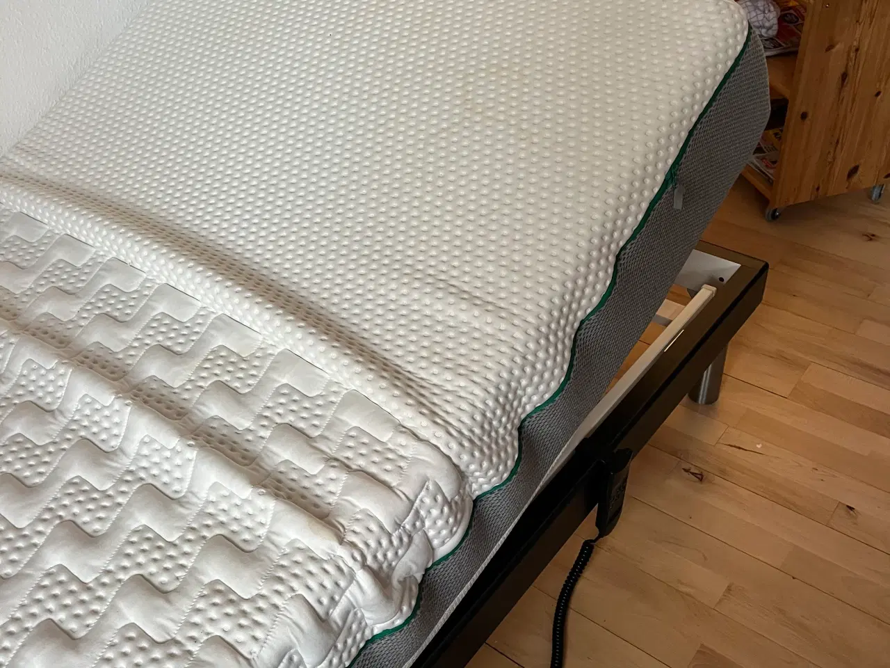 Billede 1 - Elevationsseng med madras - næsten ny (200 x100)