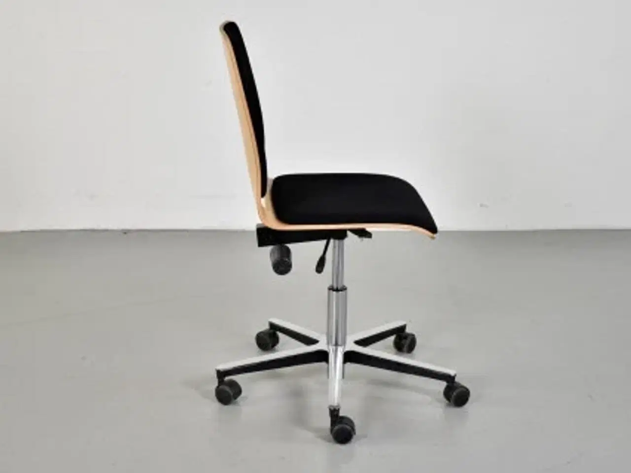 Billede 4 - Rbm kontorstol af bøg med sort polster